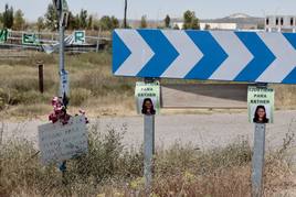 Carteles y ofrendas en memoria de Esther López, en las señales junto a la curva donde apareció su cadáver.