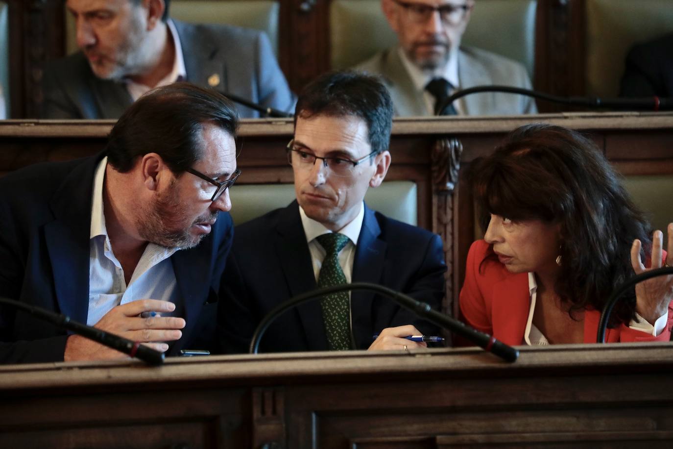 Óscar Puente y Ana Redondo hablan en presencia de Pedro Herrero durante un Pleno del Ayuntamiento de Valladolid.