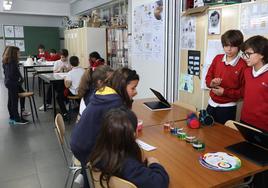 Los alumnos presentan los experimentos a los alumnos de tercero de Primaria.