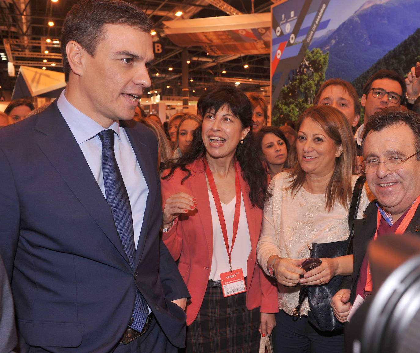 Pedro Sánchez, Ana Redondo y Teresa López, exalcaldesa de Medina del Campo, en el Fitur de Madrid.