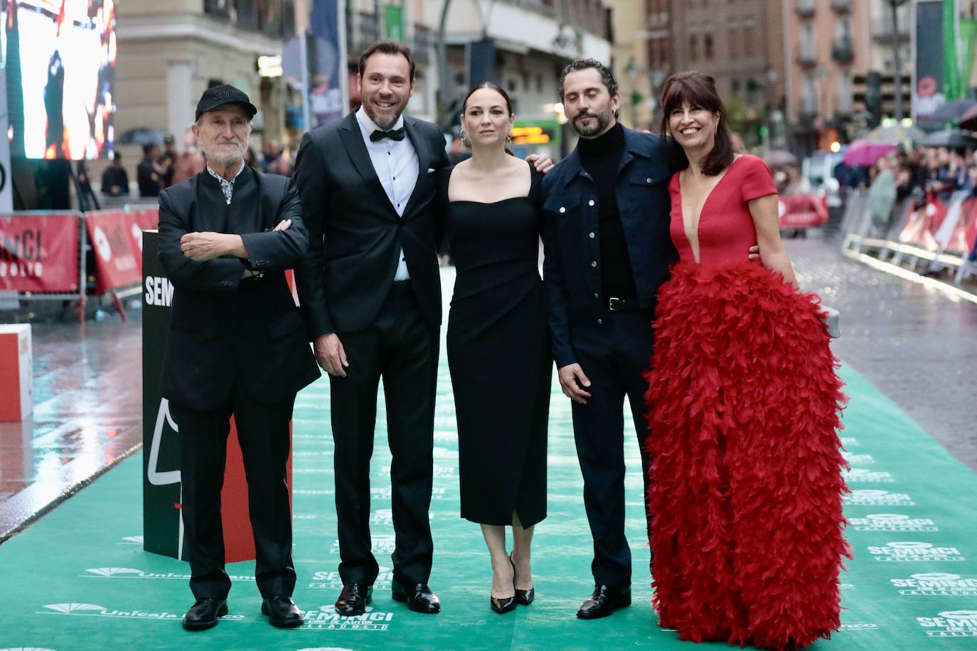 Ana Redondo con Javier Angulo, Óscar Puente, Leonor Watling y Paco León. 