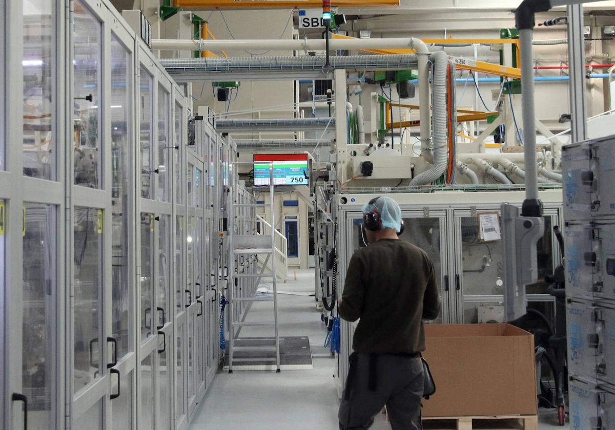 Un trabajador, en una industria manufacturera de la provincia de Segovia.