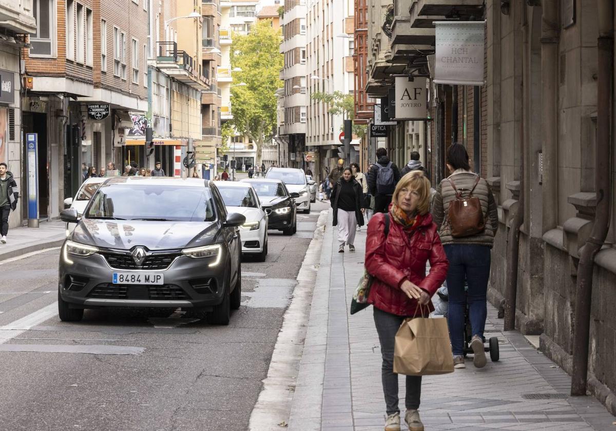 Varios vehículos transitan por la calle López Gómez en una imagen de archivo.