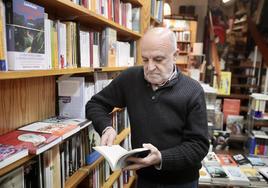 Miguel Jesús Sánchez, en la librería de la Plaza de Santa Cruz.