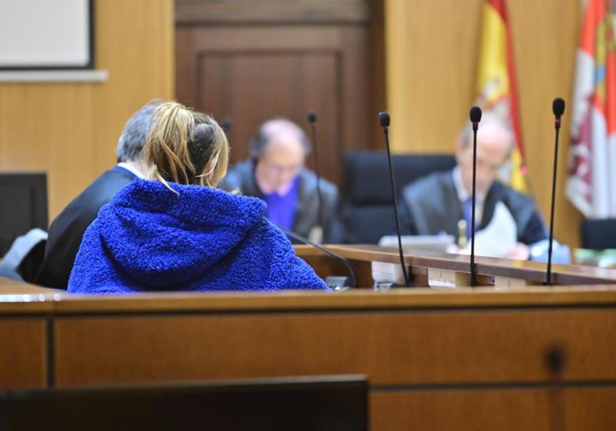 La acusada, en el banquillo de la Audiencia de Valladolid.