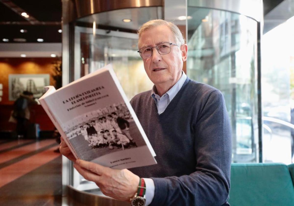 Ramón Martínez posa con el primero de los tres tomos del libro 'La legión extranjera blanquivioleta'.