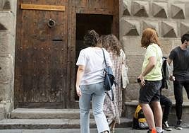 Un grupo de alumnos accede a la Escuela de Arte y Superior de Diseño 'Casa de los Picos'.