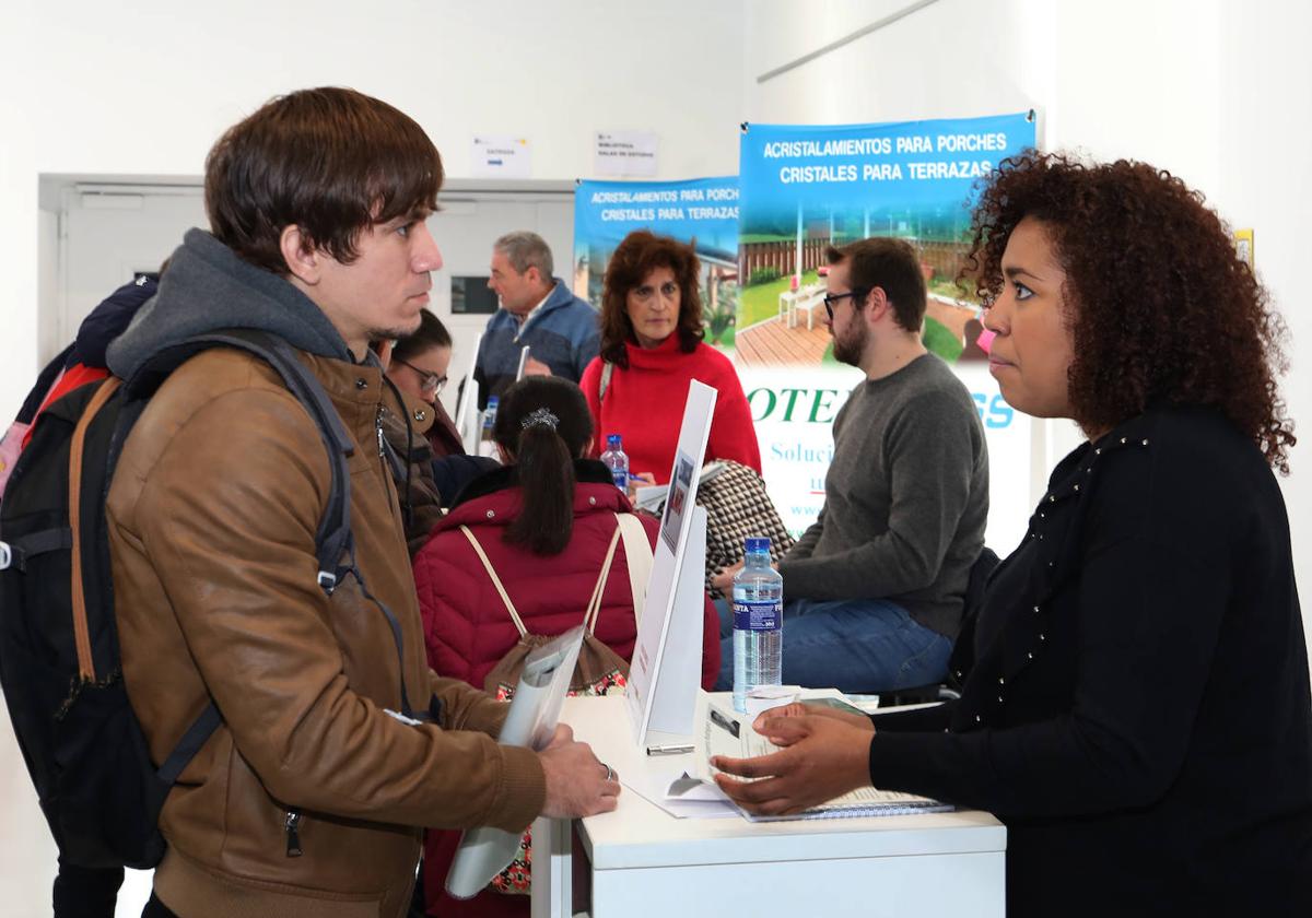 Distintos puestos de la Feria de Empleo, este martes en el Lecrác.