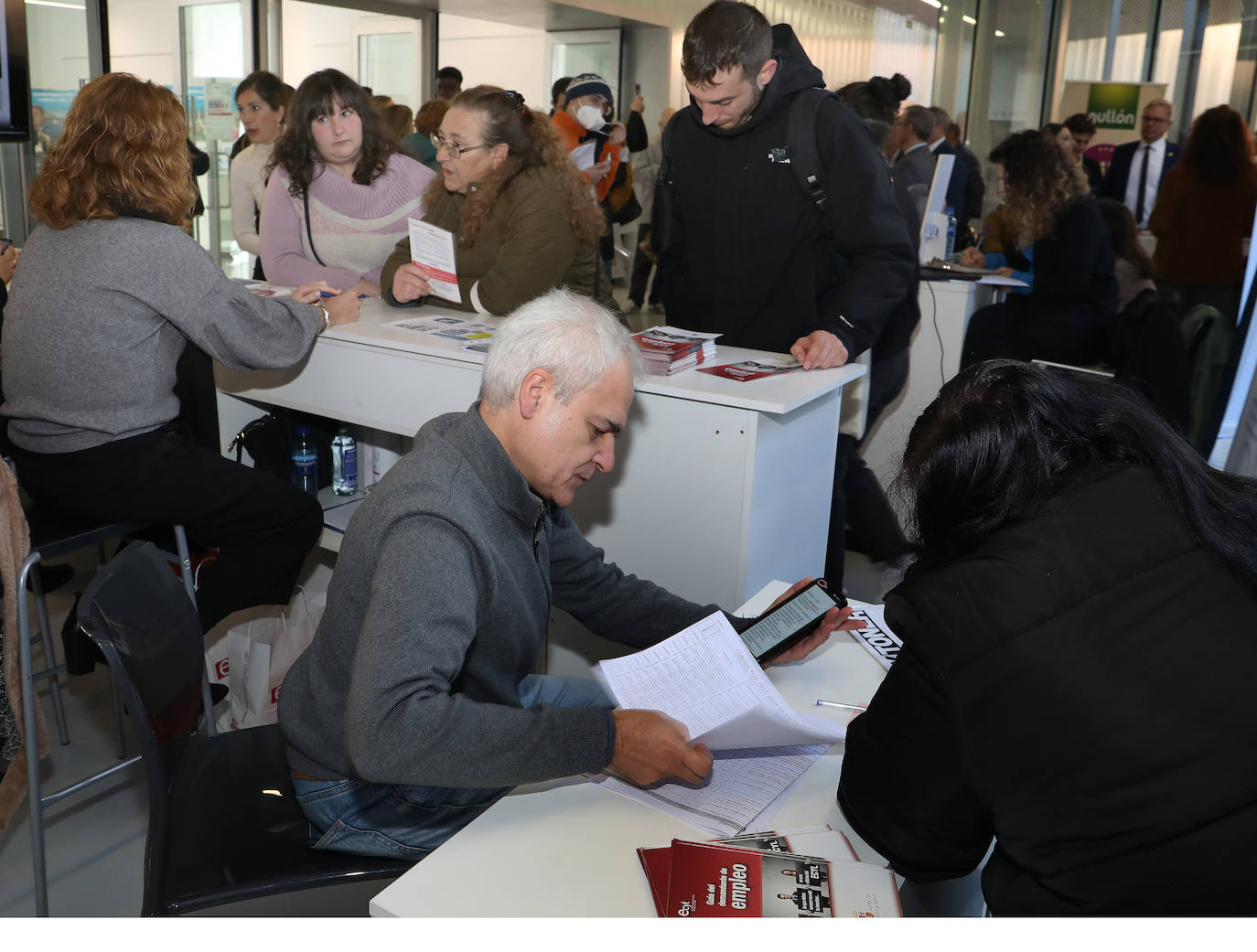 La VIII Feria del Empleo de la Cámara reúne a 400 jóvenes en el Lecrác