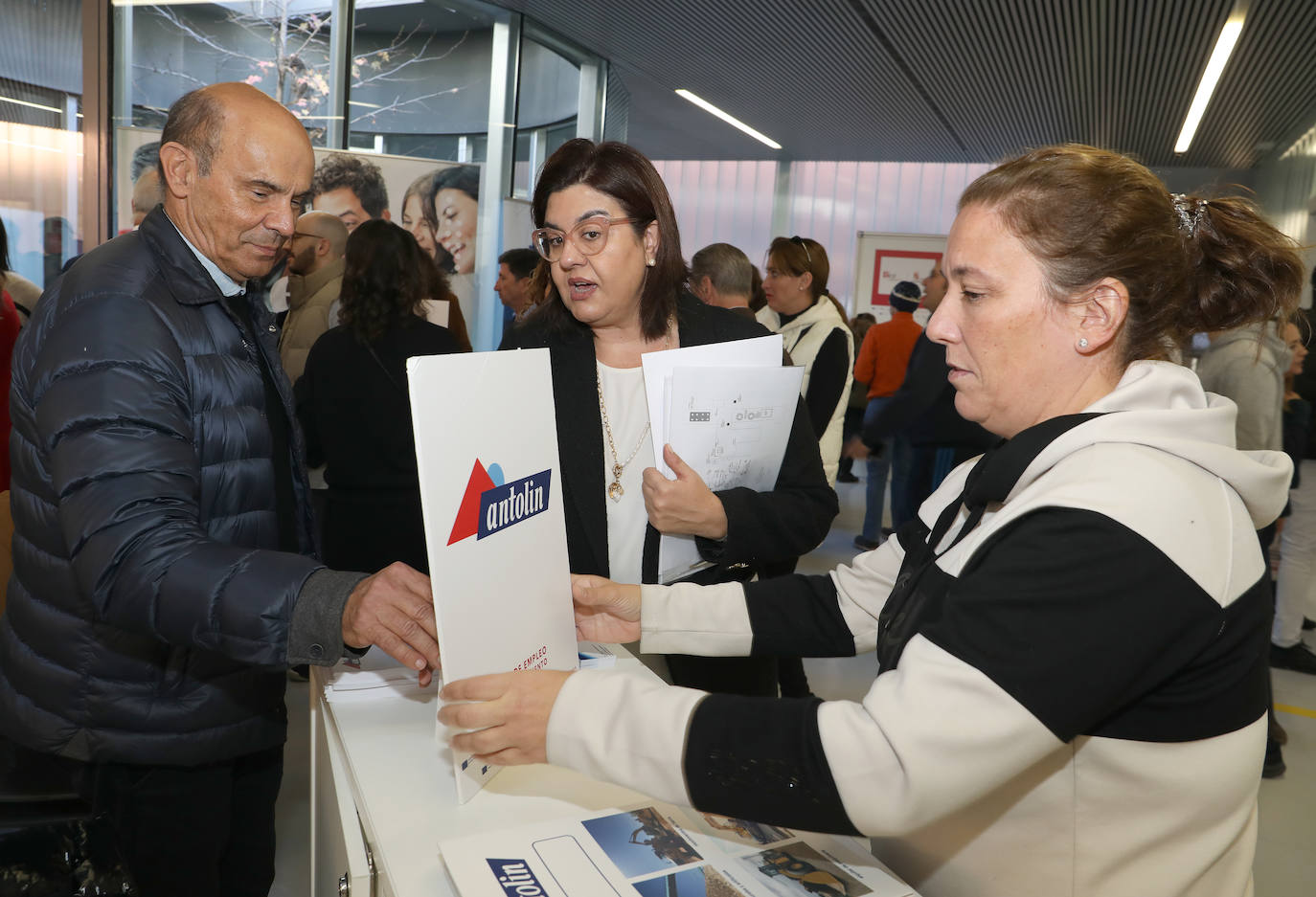 La VIII Feria del Empleo de la Cámara reúne a 400 jóvenes en el Lecrác