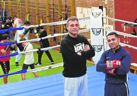 Domingo Rodríguez y Salvi Jiménez, en el gimnasio en el que entrenan y forman a niños en el Barrio España