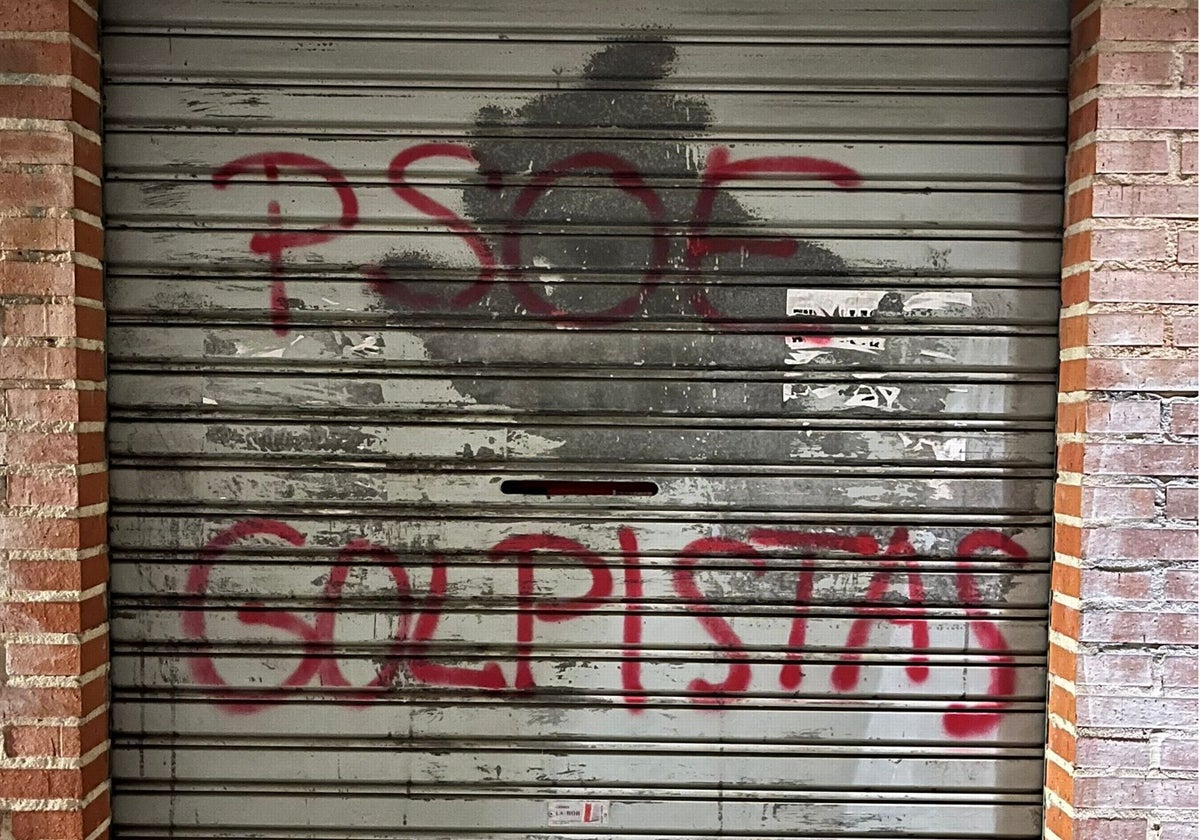 Pintadas en la sede socialista de Laguna de Duero.