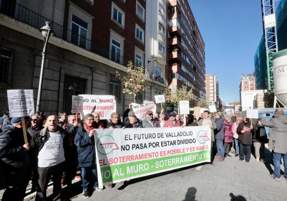 Concentración de la Plataforma del Soterramiento este martes frente a las puertas de la Sociedad Alta Velocidad.