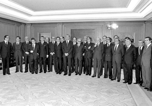 Foto de familia del primer Gobierno constitucional de Adolfo Suárez tras su toma de posesión.