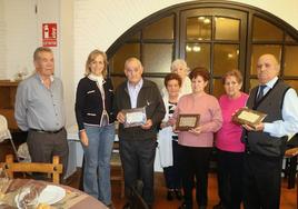 Los socios homenajeados posan con la junta directiva de la junta directiva y la alcaldesa de Baltanás.