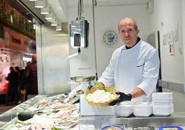 Eutiquio Arenal muestra una cesta de calamares en el Mercado del Val.