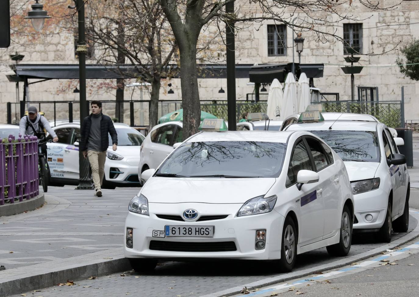 Varios taxis, en la plaza del Poniente.