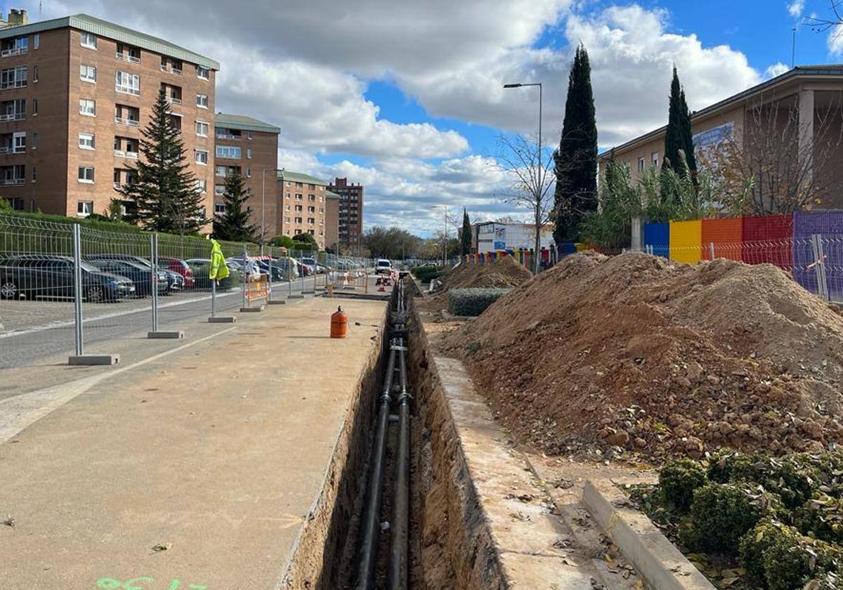 Conductos de la red de calor ya colocados ante el colegio Marina Escobar de Parquesol.