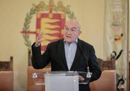 Jesús Julio Carnero, durante una comparecencia en el salón de recepciones del Ayuntamiento.