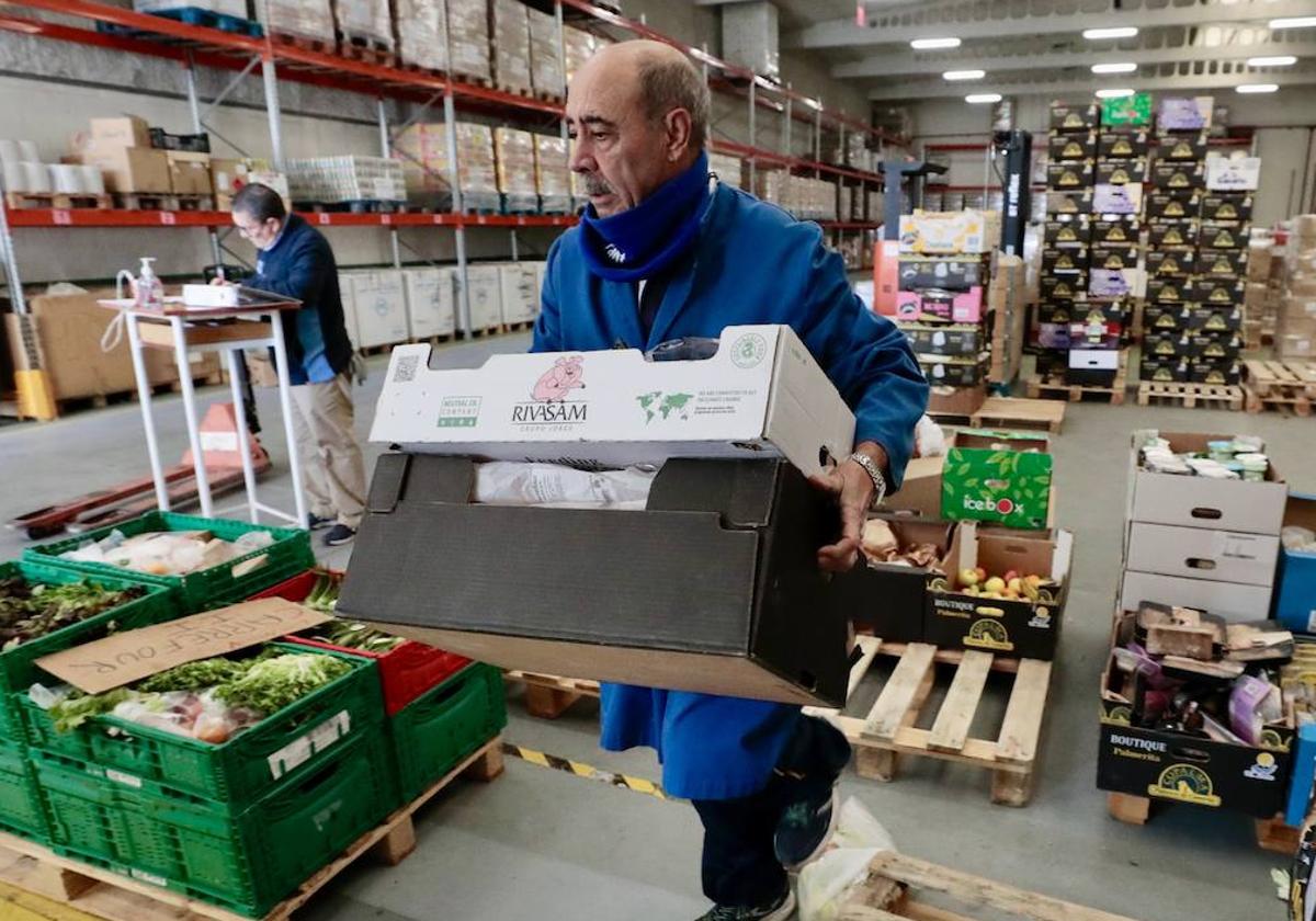 Dos voluntarios, en las naves del Banco de Alimentos.