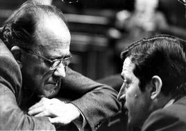 Adolfo Suárez y Santiago Carrillo en los escaños del Congreso en 1980.