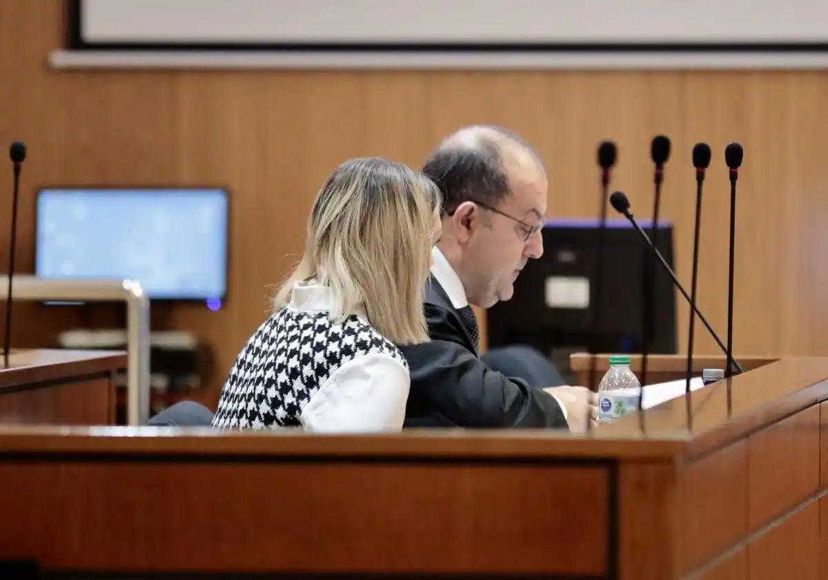 a acusada, junto a su letrado, durante el juicio en la Audiencia hace unas semanas.