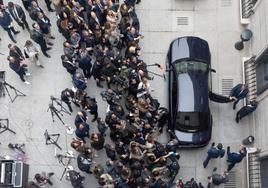 El Presidente del Gobierno se dirige a su coche oficial tras la segunda sesión de investidura.