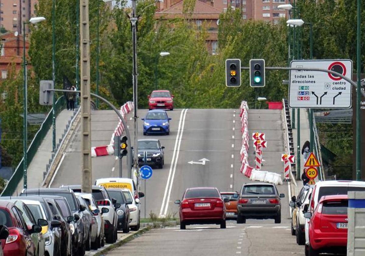 Viaducto de Daniel del Olmo, con un carril cortado en cada sentido.