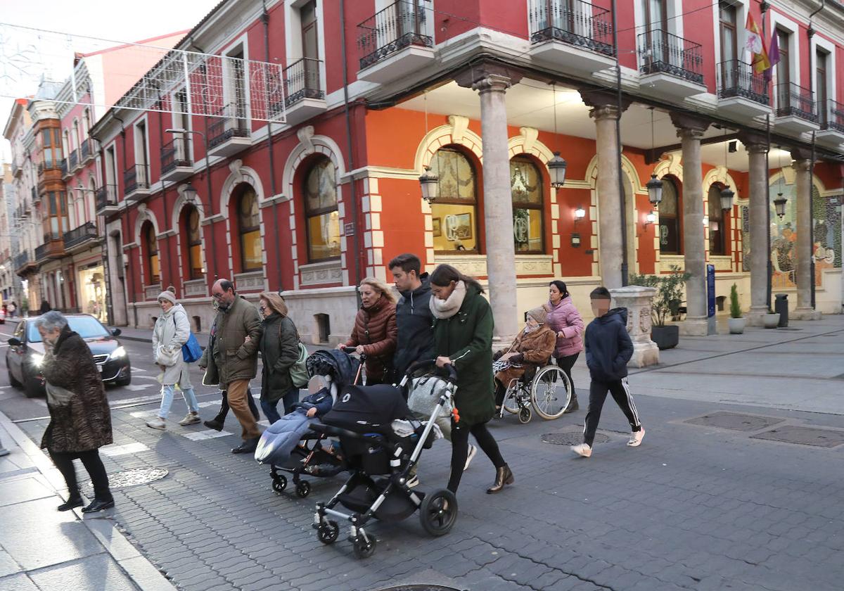 Varias personas cruzan el paso de peatones de los Cuatro Cantones.