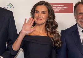 La Reina Letizia saluda a los asistentes al acto.