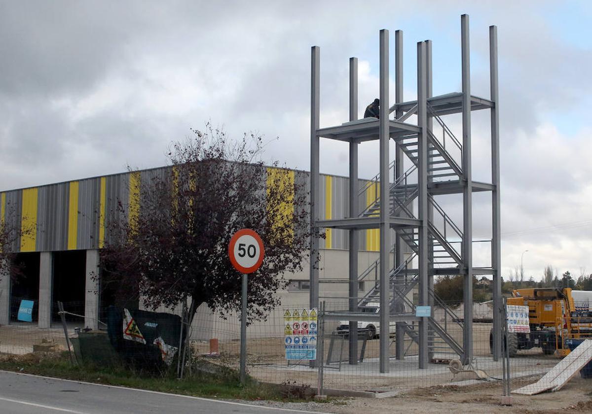 Trabajos de construcción de la torre en el parque de bomberos de Quitapesares.