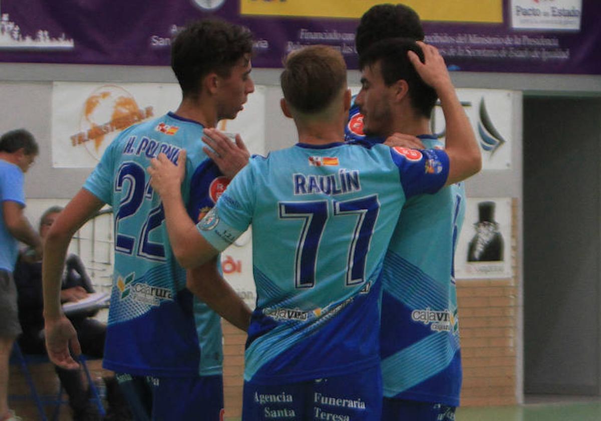 Los jugadores del CD San Cristóbal celebran un gol.