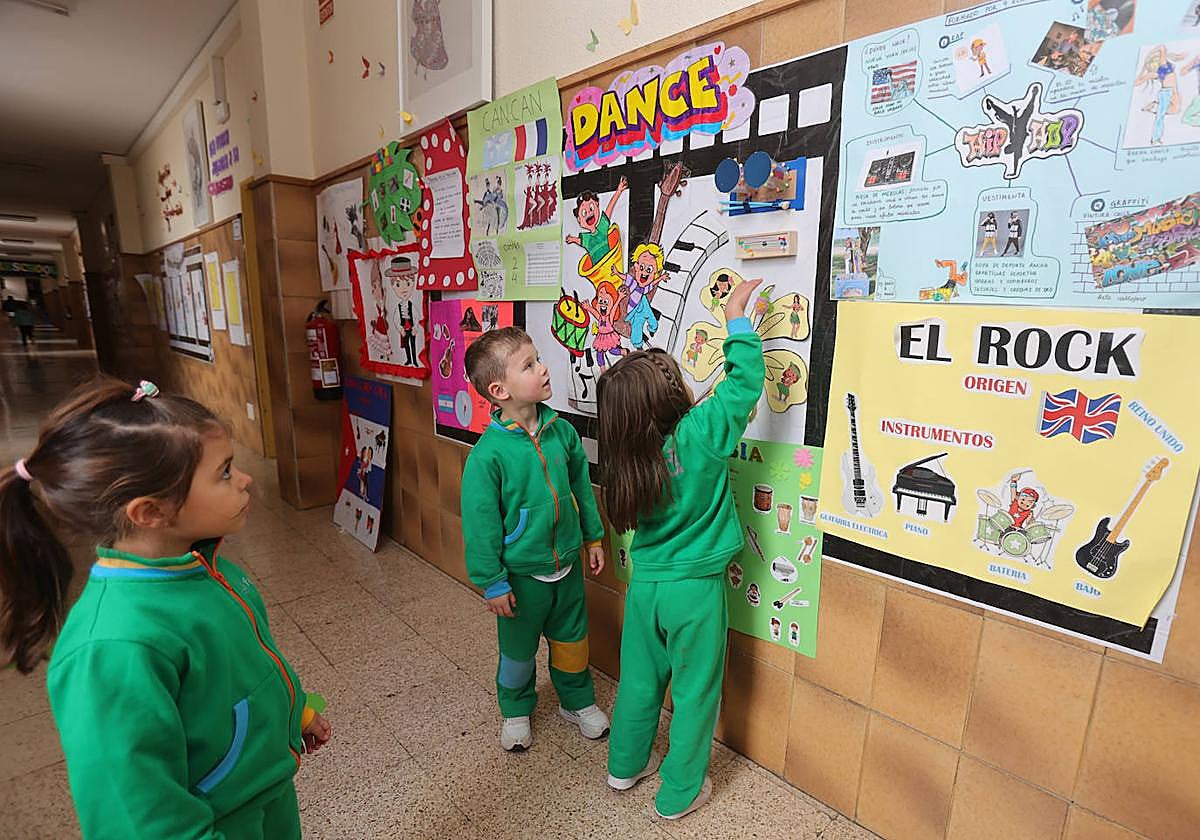 Alumnos de Dominicas disfrutan de la exposición montada con sus trabajos.