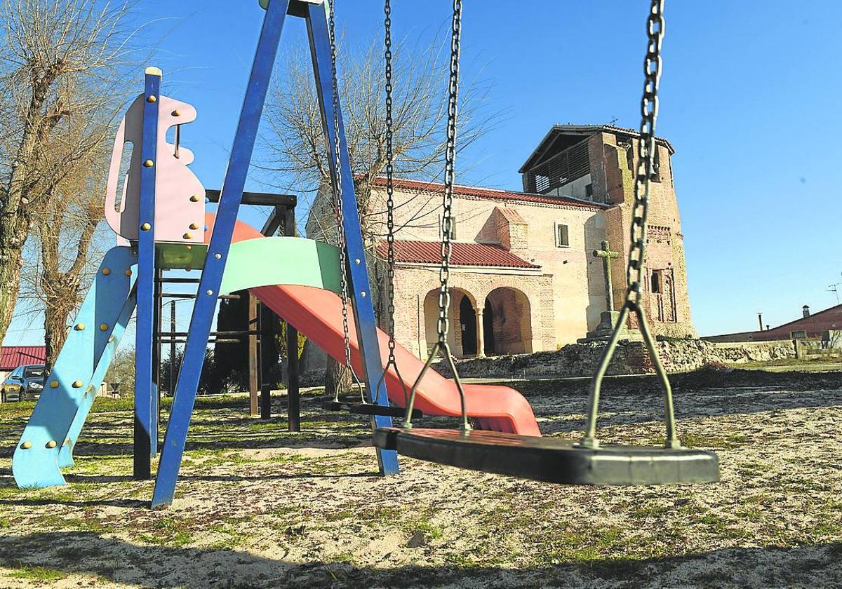 Parque infantil en Almenara de Adaja.