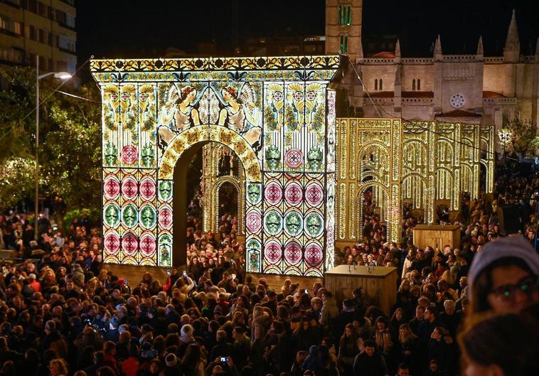 Conjunto de arcos iluminados que presiden la plaza de Portugalete.