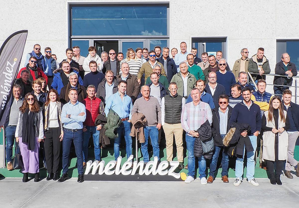 Javier Meléndez posa con los firmantes del documento.