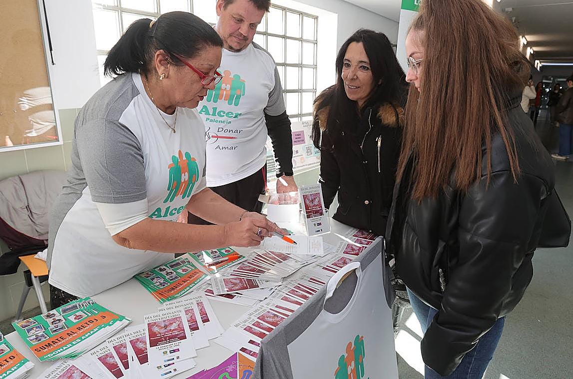 La presidenta de Alcer, Inmaculada Gutiérrez, ofrece información a una joven en el campus.
