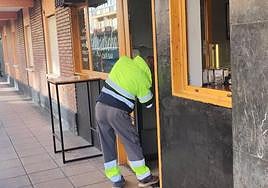Un hombre repara este jueves la cerradura reventada para acceder al bar Madreka.