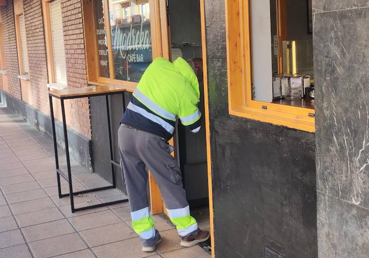 Un hombre repara este jueves la cerradura reventada para acceder al bar Madreka.