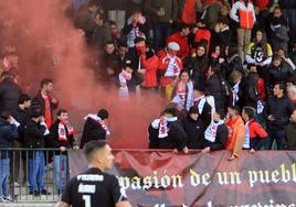 Aficionados del Turégano, con el bote de humo rojo durante el partido ante el Celta.