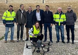 El dron, en el suelo, junto a técnicos y personal de la Diputación de Valladolid.