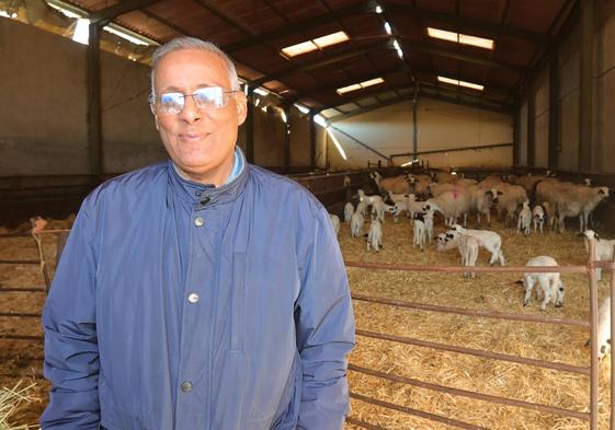 Makmud Mulud posa en una ganadería de Fuentes de Nava.