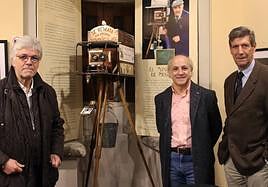 Ángel y Javier Román, con Rafa Cantalejo y la máquina de fotografías de el Minutero de Segovia.