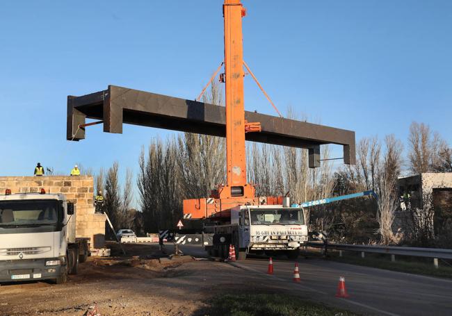 Colocación de una de las secciones del puente.