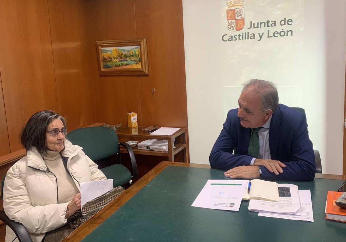 La alcaldesa de Támara, Concha Gallardo, en la reunión con el delegado de la Junta.