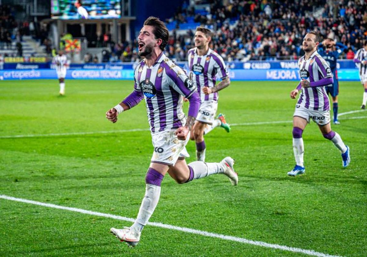 Monchu celebra el gol que dio la victoria al Real Valladolid en Huesca.