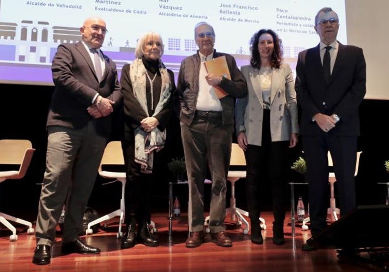 Jesús Julio Carnero (alcalde de Valladolid), Teófila Martínez (exalcaldesa de Cádiz), Francisco Cantalapiedra (moderador de la jornada), Mar Vázquez (alcladesa de Almería) y José Francisco Ballesta (alcalde de Murcia).