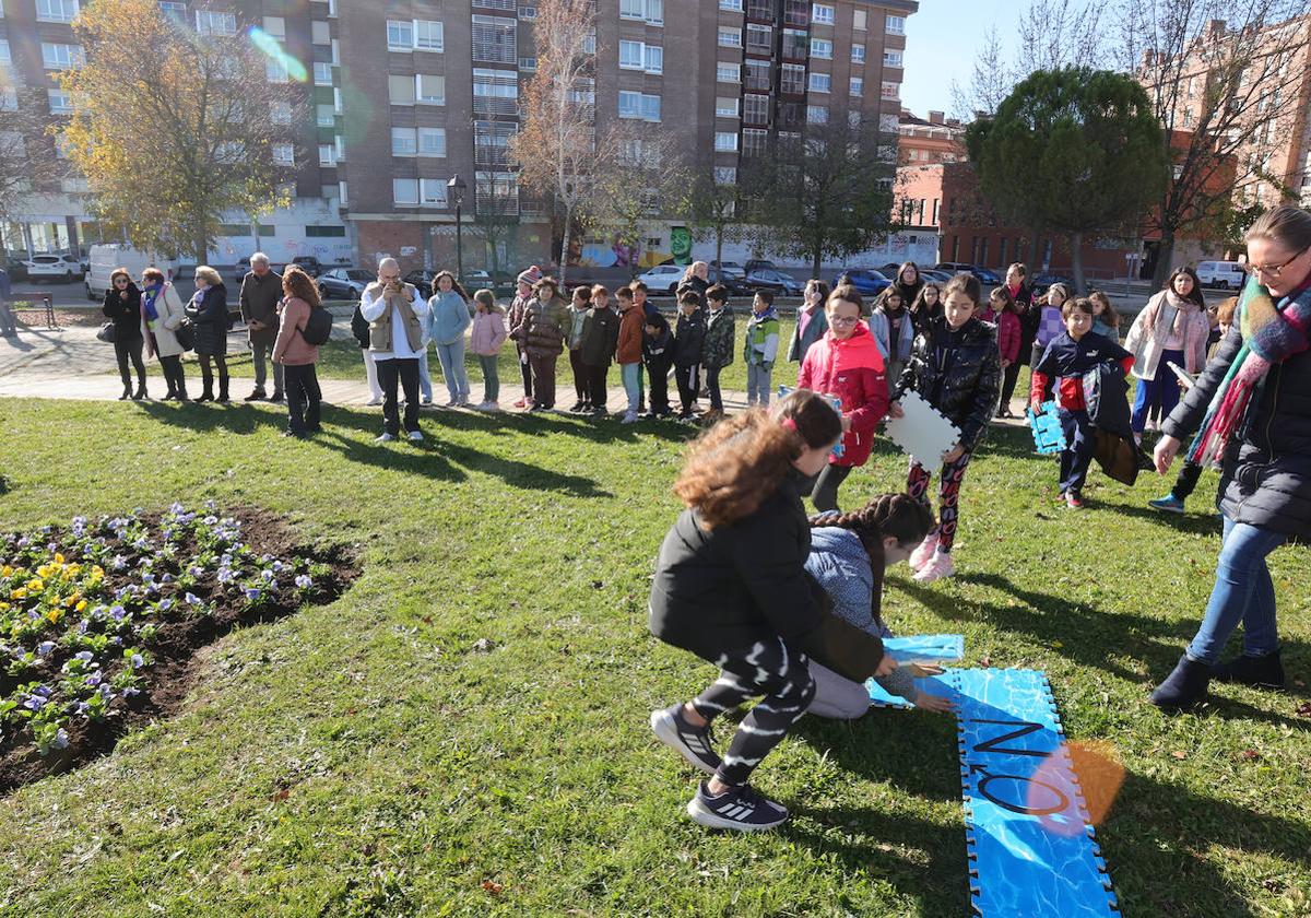 Conmemoración del 25-N en el parque de los Derechos Humanos.