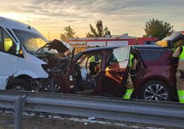 Estado en el que quedaron los vehículos implicados en el accidente, que ha tenido lugar este viernes por la mañana.