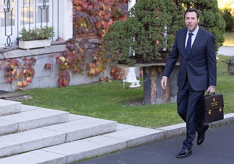 Óscar Puente se dirige a su primera reunión del Consejo de MinistroS.